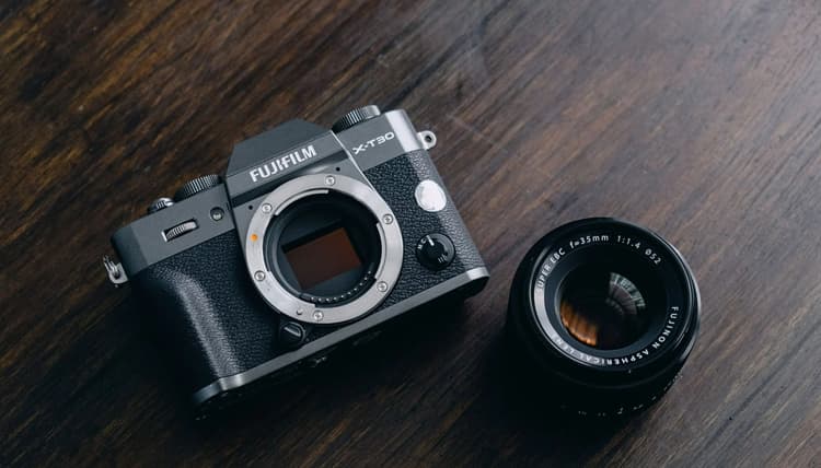 Fujifilm XF 35mm f/1.4 R có tiêu cự cố định 35mm