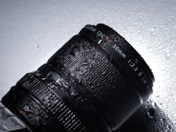 FUJIFILM XF 30mm f/2.8 R LM WR Macro có khả năng chịu thời tiết khắc nghiệt
