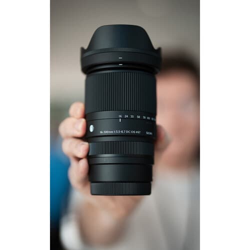 Sigma 16-300mm f/3.5-6.7 DC OS là một ống kính zoom phạm vi rộng nhưng lại có kích thước khá nhỏ gọn