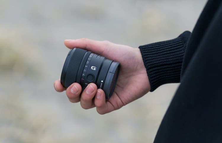 Sony E 15mm f14 G sở hữu kích thước nhỏ gọn