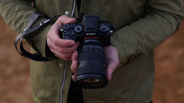 Sony FE 24 70mm f28 GM II có thiết kế nhỏ gọn chắc chắn