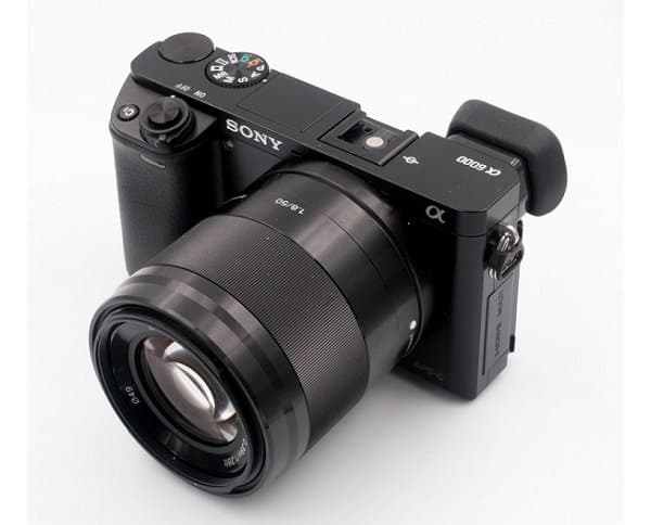 Sony E 50mm f/1.8 OSS lấy nét nhanh nhạy