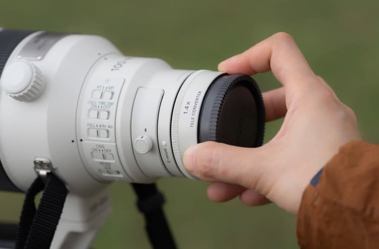 Sony trang bị khả năng hỗ trợ cả filter drop-in phía sau