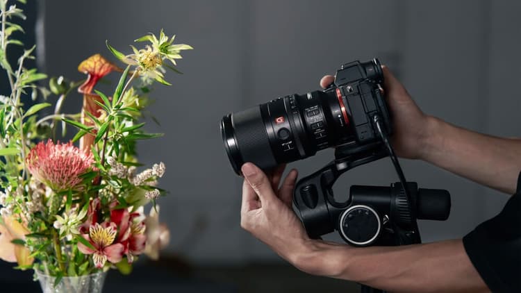 Sony FE 100mm F2.8 Macro GM OSS được thiết kế hướng đến sự tiện lợi và linh hoạt