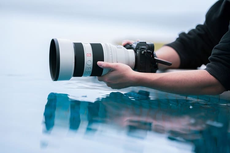 Sony FE 50-150mm f/2 GM vẫn duy trì được thiết kế nhỏ gọn, trọng lượng nhẹ
