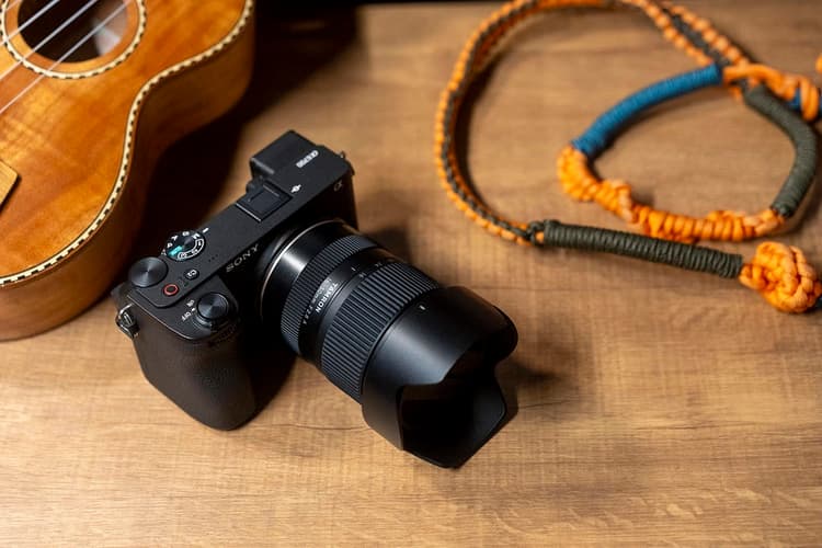 Tamron 16-50mm F2.8 sở hữu dải zoom 16-50mm linh hoạt
