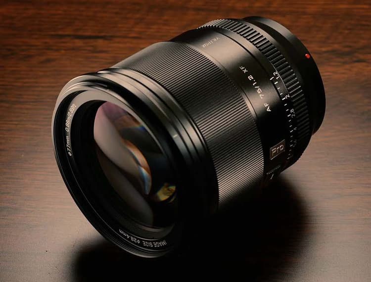 Ống kính AF 75mm f/1.2 XF Pro trọng lượng chỉ khoảng 670g