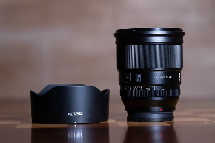 Viltrox 75mm f/1.2 AF XF Pro được trang bị loa che nắng hình hoa sen