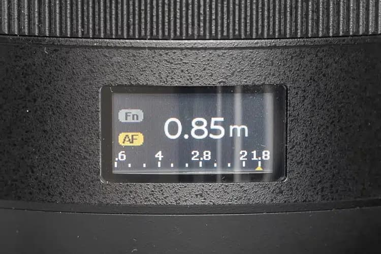 Khẩu độ f/1.8 xóa phông đẹp