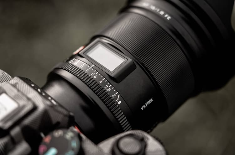 Viltrox AF 16mm f1.8 FE trang bị màn hình lcd
