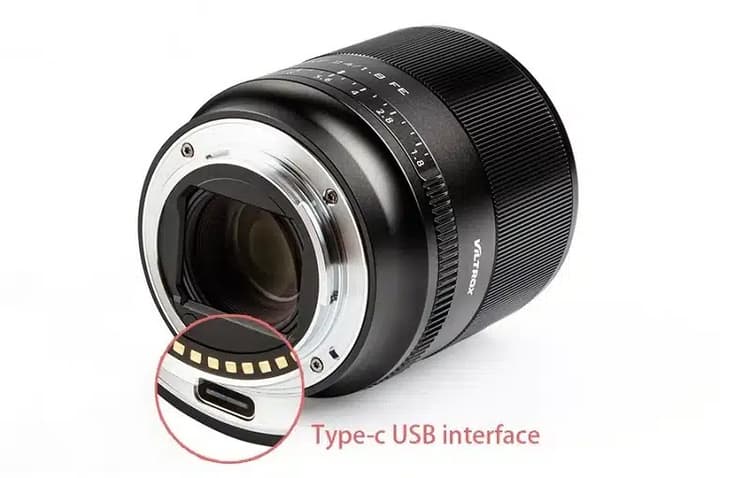 Viltrox AF 28mm f/1.8 FE sở hữu cổng USB-C để cập nhật firmware