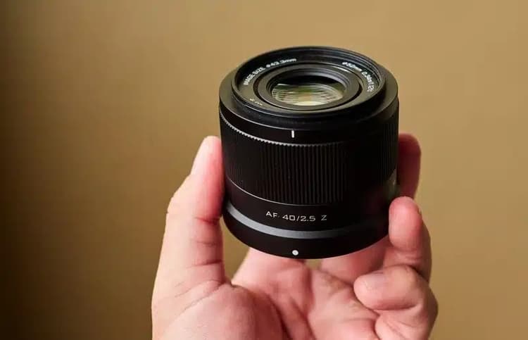 Viltrox 40mm f/2.5 không chỉ nhỏ gọn mà còn được thiết kế cực kỳ dễ sử dụng