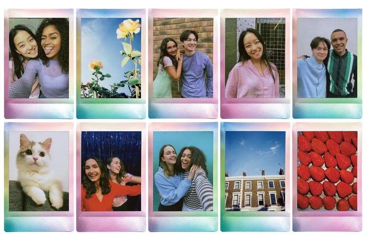 Film máy ảnh viền màu Film Instax Mini có kích thước 86 x 54 mm