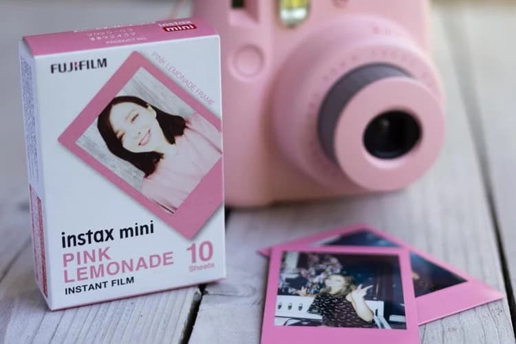 Film máy ảnh viền màu Film Instax Mini có kích thước 86 x 54 mm