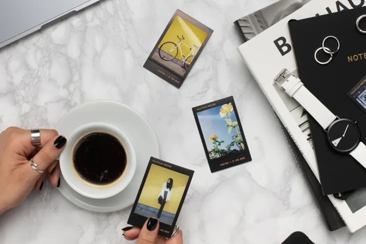 Film máy ảnh viền màu Film Instax Mini có kích thước 86 x 54 mm