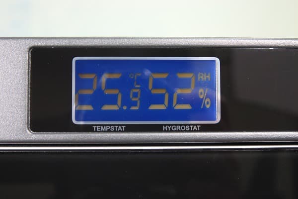 Nikatei NC-30C 30L được trang bị một đồng hồ kỹ thuật số hiển thị chính xác nhiệt độ và độ ẩm bên trong tủ