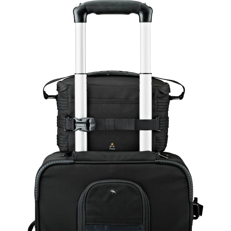 Túi máy ảnh Lowepro ProTactic SH 120 có thể gắn lên tay nắm vali, giúp mang theo dễ dàng hơn khi đi trong sân bay.