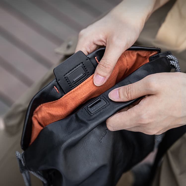Túi máy ảnh OneGo Cloud Bag được thiết kế khóa đóng từ tính
