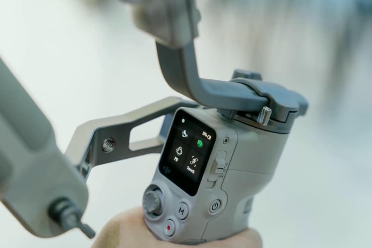 Màn hình cảm ứng của DJI RS4 Mini hiển thị các biểu tượng rõ ràng và cảm ứng mượt mà