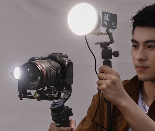Gimbal Zhiyun WEEBILL 3S được trang bị đèn tích hợp mang đến độ sáng tối đa 1000Lux