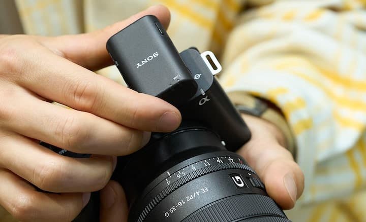 Microphone Sony ECM-W3S sử dụng loại pin tích hợp có thể sạc