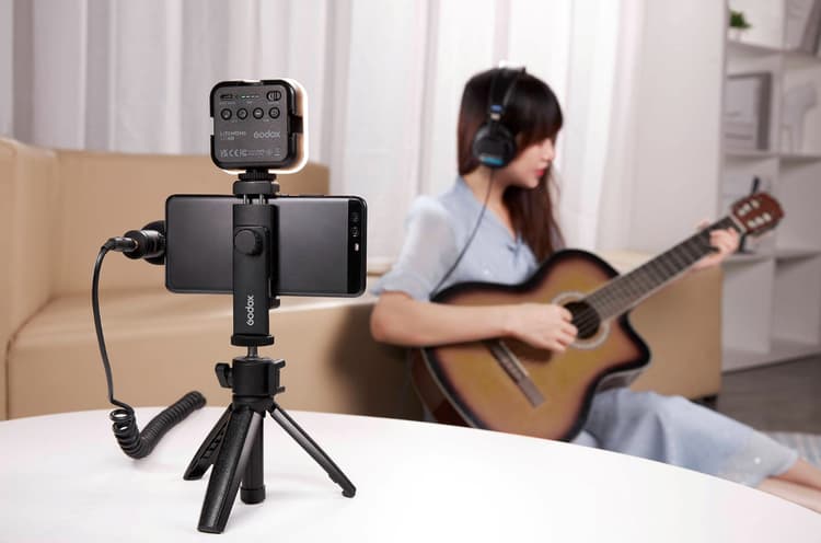 Godox Geniusmic LT có thể kết nối trực tiếp với cổng Lightning