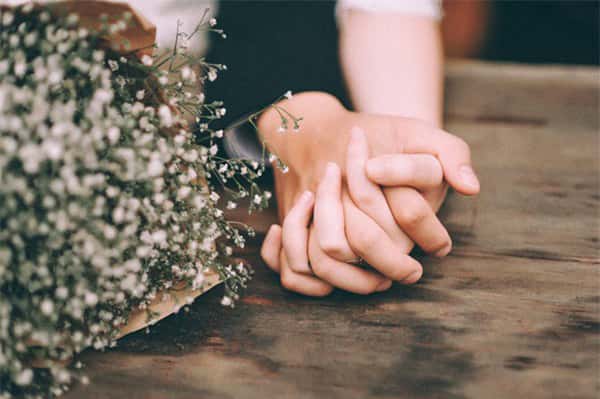 nắm tay là một cách thể hiện tình cảm phổ biến