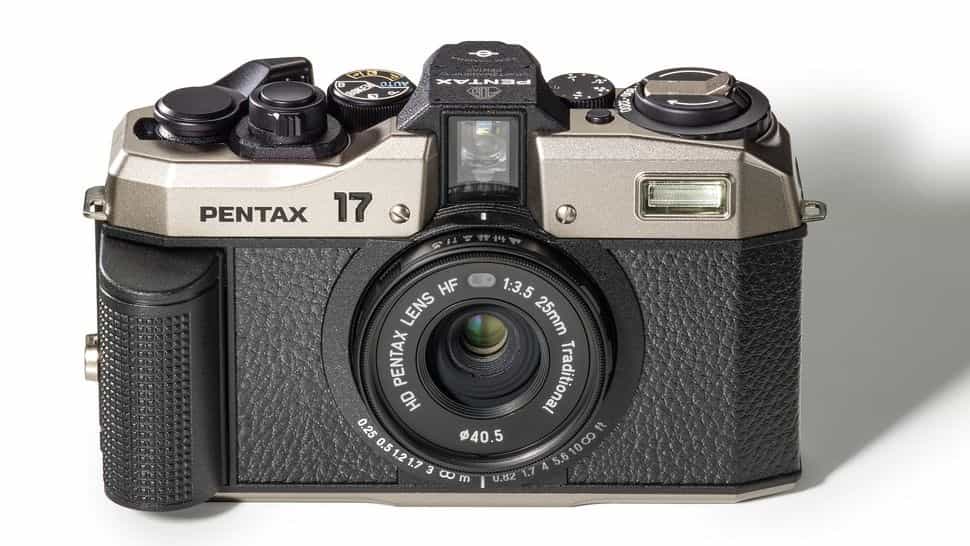 Pentax 17 sử dụng ống kính có tiêu cự cố định 25mm F3.5