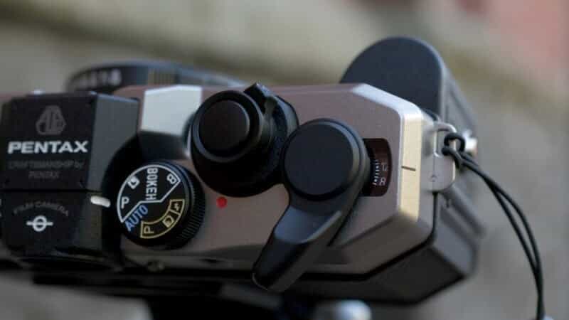Trên thân máy, Pentax 17 có thiết kế nút xoay khá ấn tượng