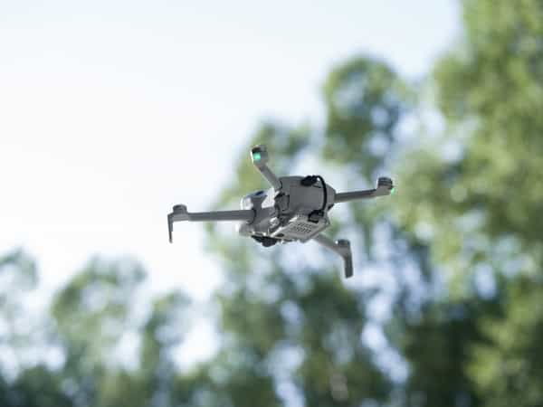 Flycam không thể quay cận cảnh dưới đất trong nhiều trường hợp