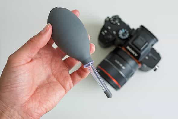 Dùng bulb blower để tự vệ sinh cảm biến máy ảnh