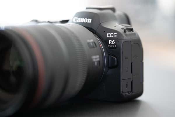 Cổng kết nối trên Canon R6 II vô cùng đa dạng