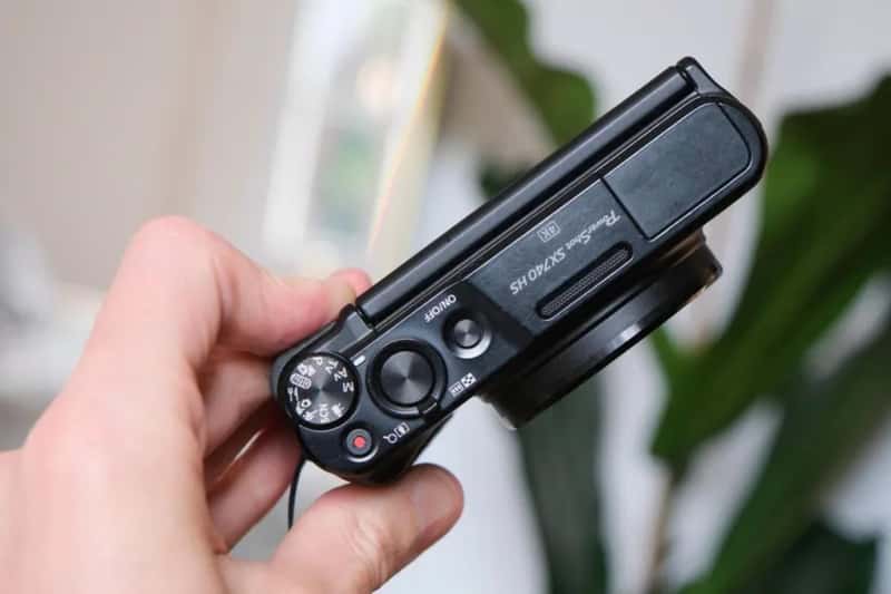 Canon vẫn trang bị núm xoay chế độ riêng cho máy ảnh