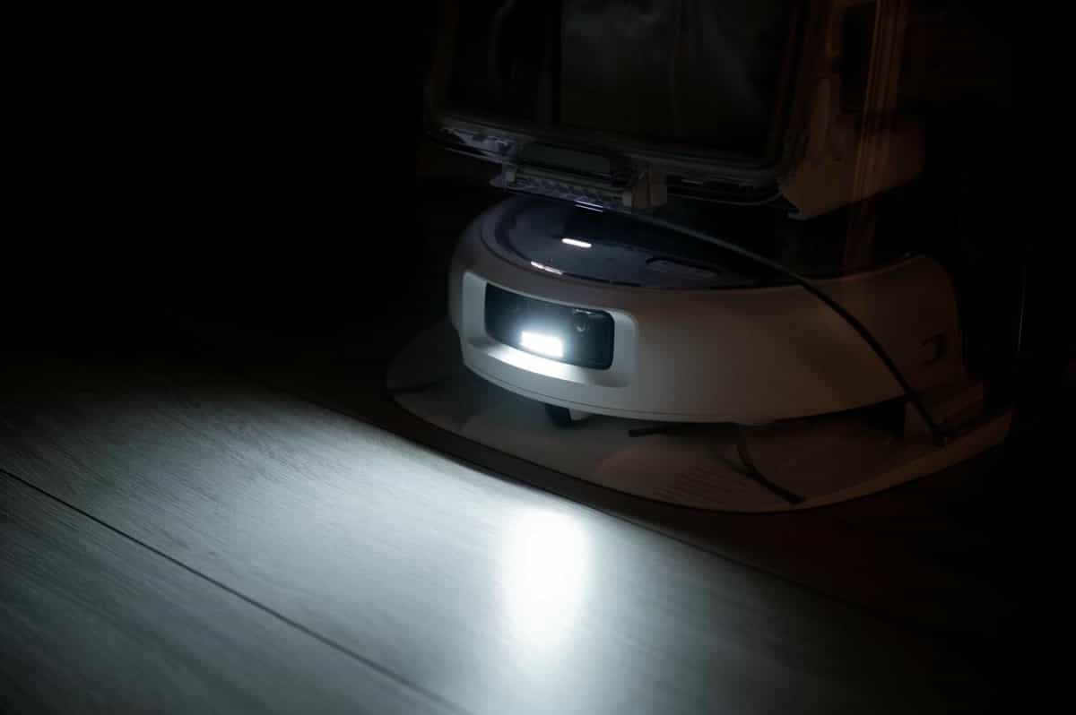 DJI ROMO được trang bị một đèn LED chiếu sáng