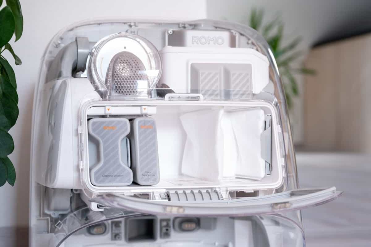 DJI ROMO sẽ tự quay về trạm sạc sau khi dọn dẹp
