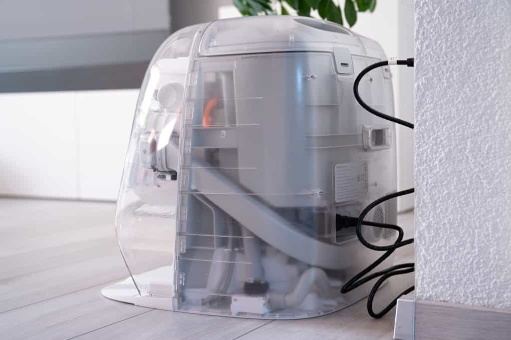 Dây cáp màu đen khá nổi bật nhưng hơi lạc tông