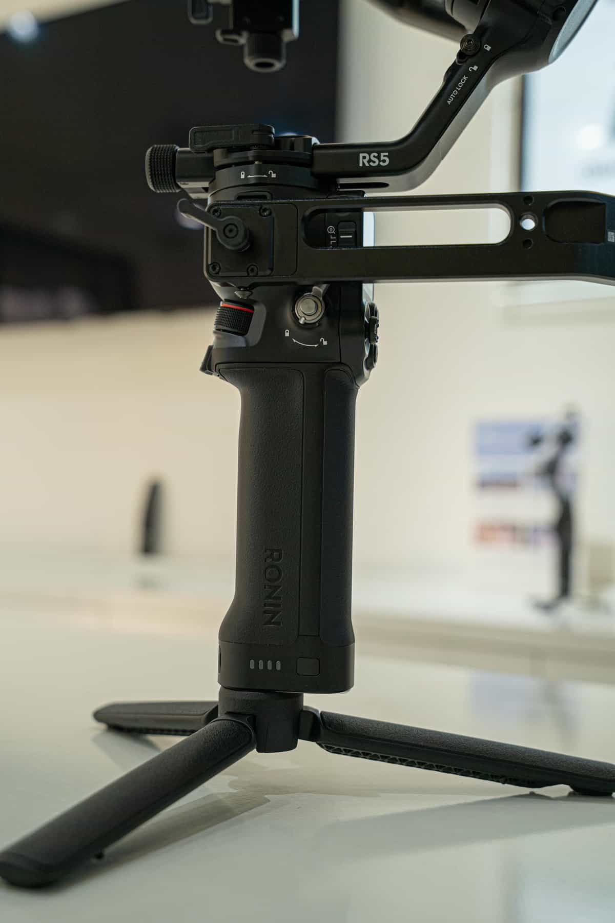 Pin của RS 5 đóng vai trò là phần tay cầm chính của gimbal