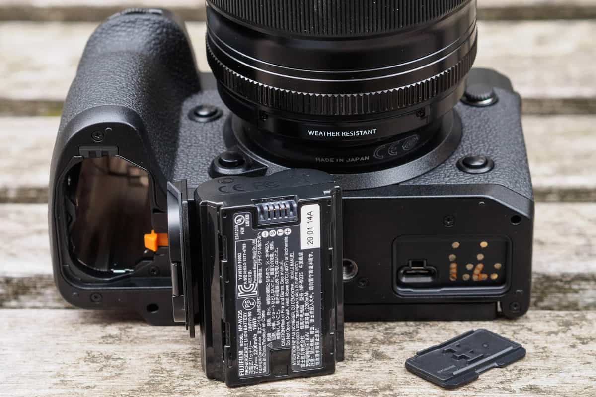 Đánh giá Fujifilm X H2 về thời lượng pin và thẻ nhớ