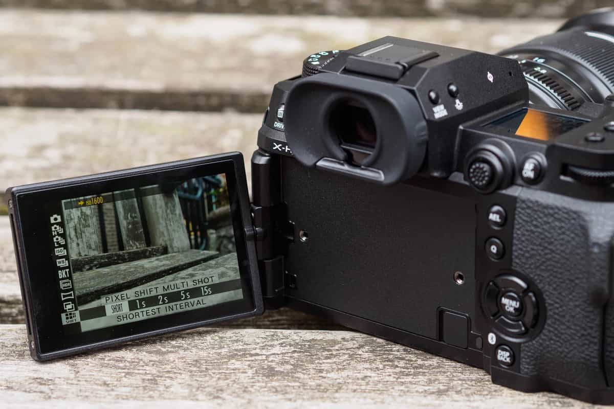Review Fujifilm X-H2 camera trang bị kính ngắm OLED 5,76 triệu điểm với độ zoom 0,8x cùng tốc độ làm mới 120 khung hình/giây.