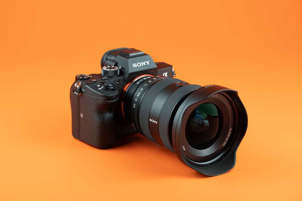 Ống kính góc rộng Sony có trọng lượng 547g