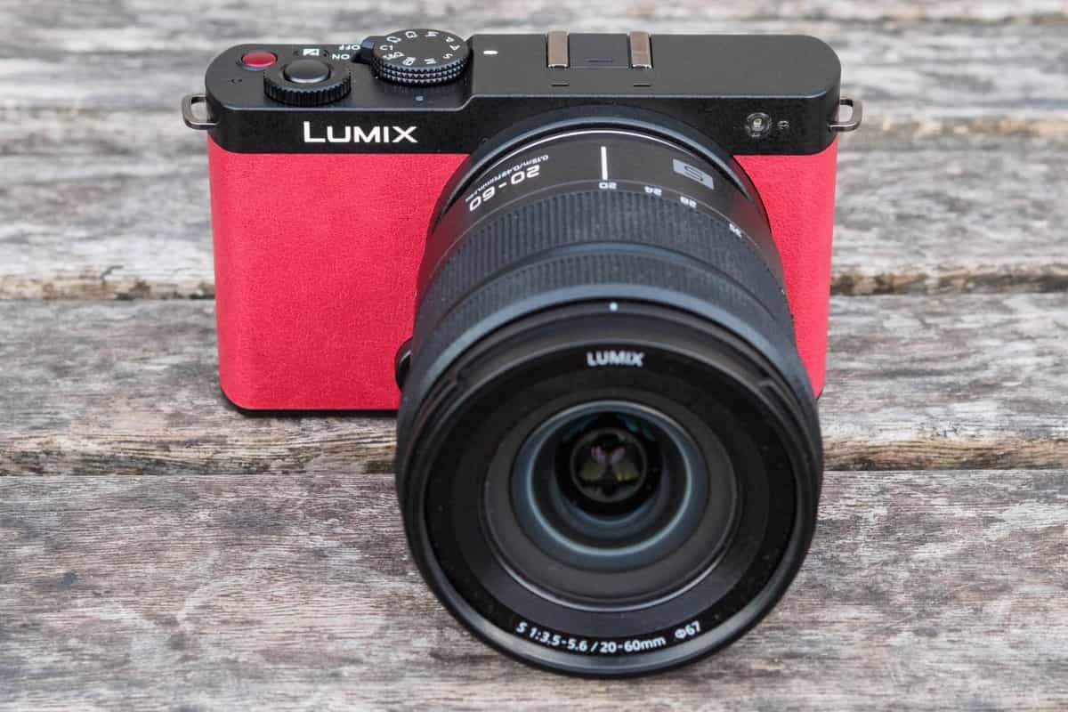 Panasonic đã cho loại bỏ thiết kế báng cầm trong Lumix S9