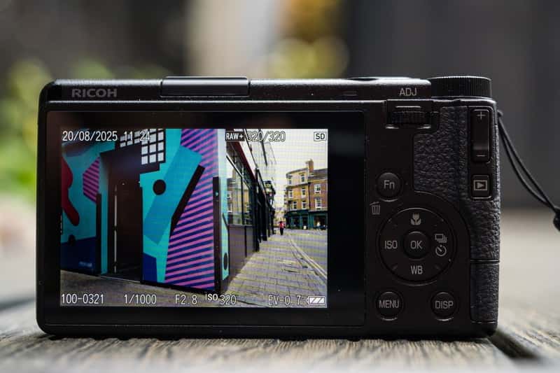 Ricoh GR IV được trang bị màn hình cảm ứng cố định 3 inch