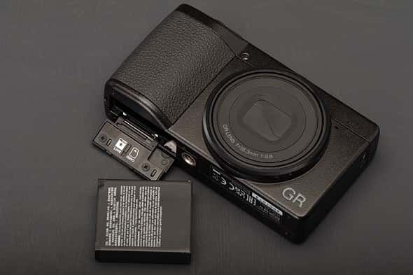 Review Ricoh GR IV: Pin và thời gian hoạt động