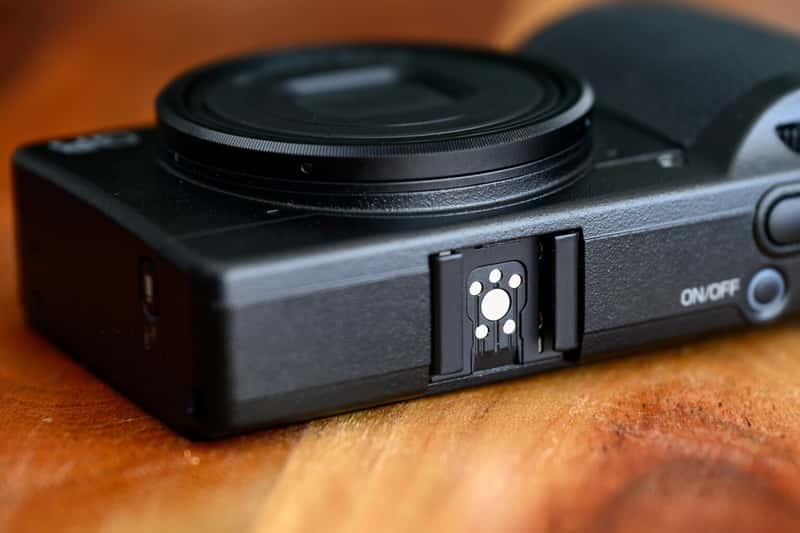 Ricoh GR IV không có kính ngắm, nhưng có thể gắn kính ngắm rời từ hot shoe