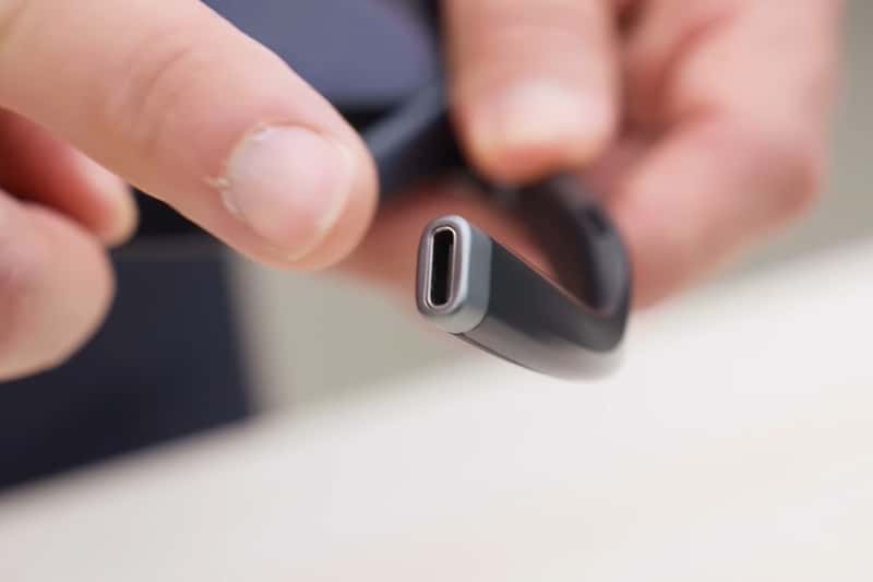 Kính thông minh có thể kết nối với điện thoại hoặc máy tính qua USB-C