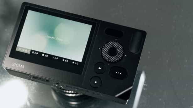 Sigma BF được trang bị màn hình cảm ứng LCD cảm ứng 3.2 inch với 2.1 triệu điểm ảnh