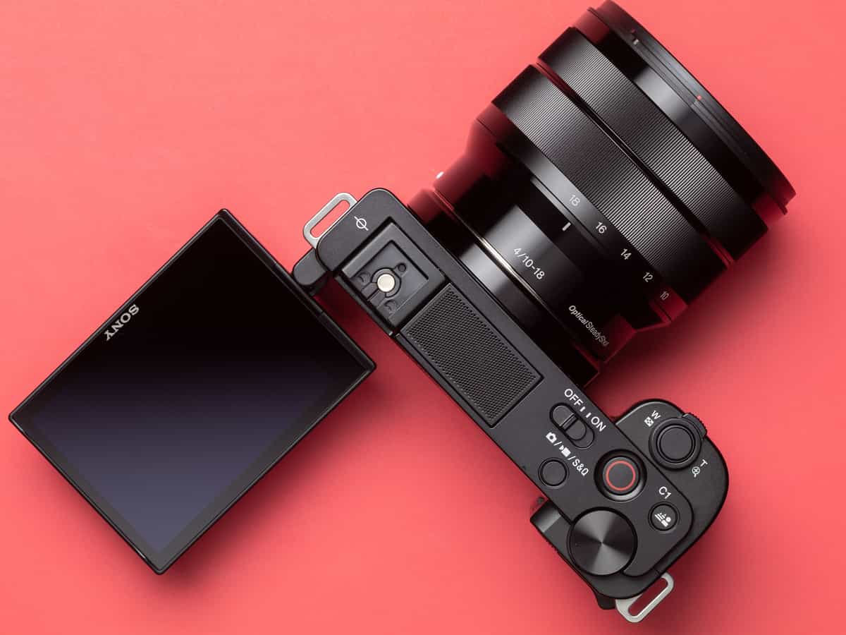 Sony ZV-E10 với giao diện thiết kế trực quan