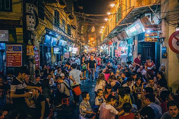 Phố Tây Tạ Hiện sôi động
