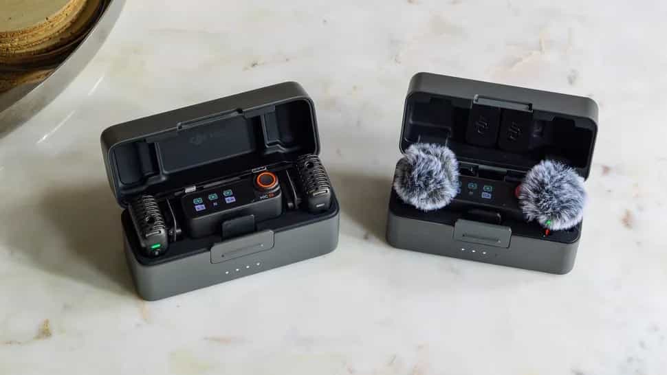 Hộp sạc của DJI Mic 2 lớn hơn, nhưng không thể chứa TX cắm cả bông lọc gió