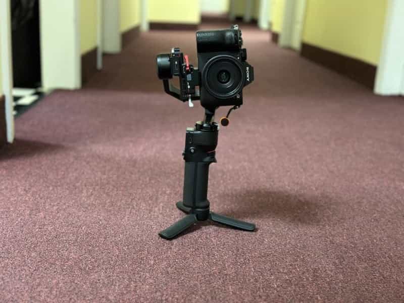 So sánh DJI RS 4 Mini vs DJI RS 3 Mini: Cả hai có kích thước và trọng lượng nhỏ gọn, thoải mái để sử dụng cả ngày dài.